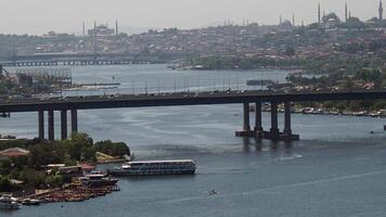 dinde Istanbul 14 Mars 2023. aérien vue de voiture accident sur le Istanbul le bosphore pont. video