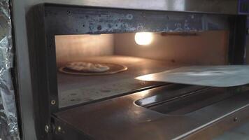 Pizza es cocido en el horno. italiano Pizza. el proceso de cocinando. video