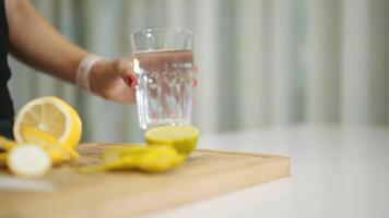 jung Frau vorbereiten Entgiftung von Wasser mit Zitrone im Zuhause Küche. gesund trinken. Gewicht Verlust. ein erfrischend trinken. video