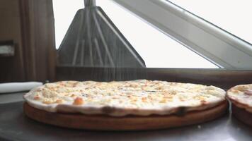 koks maken pizza in reclame keuken. pizza plaats. voedsel voorbereiding. pizza chef. video