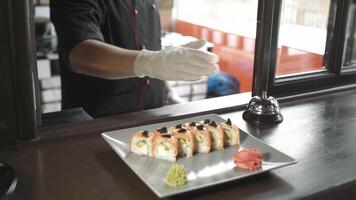 Fenster Portion Geschirr im das Restaurant. frisch und lecker Sushi Rollen. video
