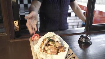 heel smakelijk gekookt kebab Aan pita brood. barbecue klaar naar dienen in een restaurant. heerlijk gegrild vleeswaren. video