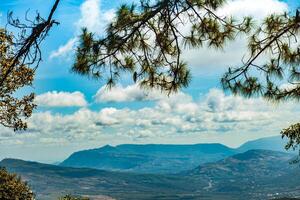 el maravilloso ver en bosque parque desde un del turista punto de vista como ellos Vamos abajo un colina con antecedentes de azul cielo, selva, tailandia aves ojo vista. aéreo vista. foto