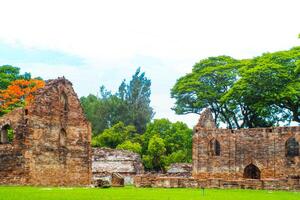 paisaje histórico parque. el antiguo templo ese regalos humanos es situado en de tailandia histórico ciudad. mundo herencia. foto