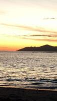 Sand und Wellen auf das Strand beim Sonnenaufgang video