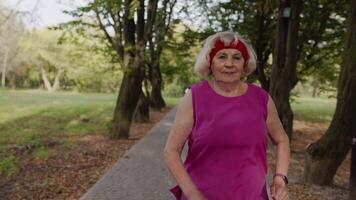 Senior Läufer Frau Ausbildung außen, genießen Natur. trainieren Cardio beim Morgen. gesund Lebensstil video