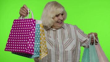 mayor abuela levantamiento compras bolsas, celebrando, satisfecho con compra, descuento. croma llave video