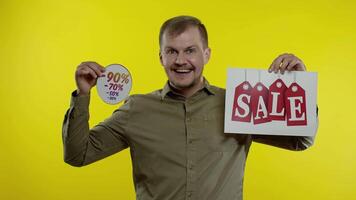 Mann zeigen Verkauf Wort und Rabatte Prozentsatz Werbung Inschrift. schwarz Freitag Konzept video