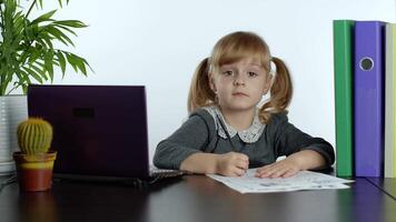 pré escola criança menina distância conectados Aprendendo às lar. criança estudando usando digital computador portátil computador video