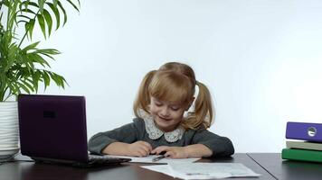 indietro per scuola, in linea apprendimento per bambini, distanza lezione, formazione scolastica a casa. bambino fare compiti a casa video