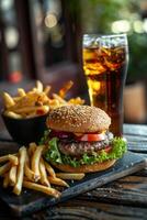 sabroso hamburguesa con francés papas fritas y un Coca foto