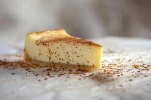 sabroso rebanada de tarta de queso con frutas y bonito decoración menta hoja foto