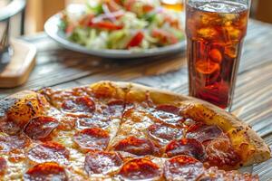 sabroso salami Pizza con un suave bebida en un restaurante mesa foto