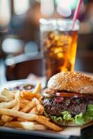 sabroso hamburguesa con francés papas fritas y un Coca foto