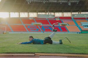 asiático para-atleta corredor protésico pierna en el pista solo fuera de en un estadio pista paralímpico corriendo concepto. foto