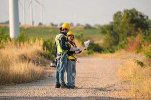 ingenieros son trabajando con viento turbinas, verde ecológico poder energía generación, y sostenible molino campo granjas alternativa renovable energía para limpiar energía concepto. foto