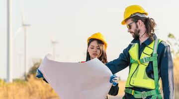 ingenieros son trabajando con viento turbinas, verde ecológico poder energía generación, y sostenible molino campo granjas alternativa renovable energía para limpiar energía concepto. foto