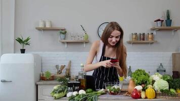 blogueiro mulher preparando comida, levando As fotos em telefone para dela social contas ou histórias video