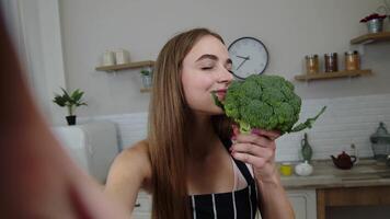 pov schot van blogger meisje maken foto, nemen selfies met broccoli voor sociaal media Aan mobiel telefoon video