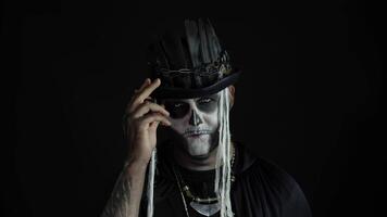 homme dans effrayant Halloween squelette maquillage fabrication visages, sourit terriblement. vaudou rituels. baron samedi video