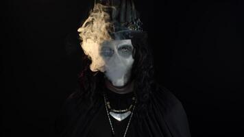 unheimlich Mann mit Halloween Skelett bilden Ausatmen Zigarette Rauchen von seine Mund und lächelnd video