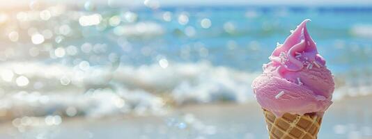 hielo crema cono con rosado hielo crema en el playa, cerca arriba, espacio para texto o producto en el estilo de copyspace foto