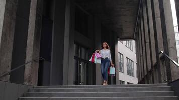 meisje met boodschappen doen Tassen, draaien, dansen, op zoek tevreden met aankoop, genieten van prijs kortingen video