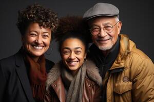 un familia retrato dónde el padre es asiático , el madre es Hispano y su hija es mezclado carrera. foto