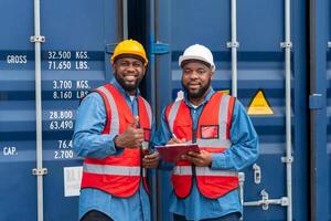 retrato de dos africano ingeniero o capataz usa ppe comprobación envase almacenamiento con carga envase antecedentes a puesta de sol. logística global importar o exportar Envío industrial concepto. foto