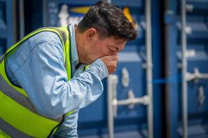 ingeniero o capataz tiene un accidente mientras trabajando en envase barco. logística global importar o exportar Envío industrial concepto. foto