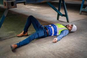 ingeniero o capataz tiene un accidente mientras trabajando en envase barco. logística global importar o exportar Envío industrial concepto. foto