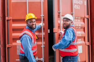 retrato de dos africano ingeniero o capataz usa ppe comprobación envase almacenamiento con carga envase antecedentes a puesta de sol. logística global importar o exportar Envío industrial concepto. foto