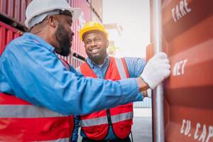 retrato de dos africano ingeniero o capataz usa ppe comprobación envase almacenamiento con carga envase antecedentes a puesta de sol. logística global importar o exportar Envío industrial concepto. foto