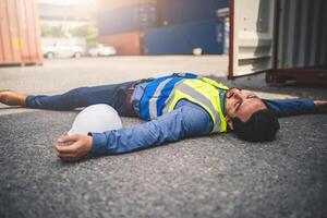 ingeniero o capataz tiene un accidente mientras trabajando en envase barco. logística global importar o exportar Envío industrial concepto. foto