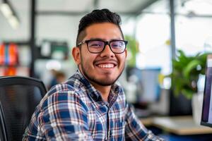 joven empleado trabajando en el oficina, de cerca retrato de contento hombre. foto