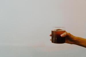 goteo frío de café negro en vaso foto