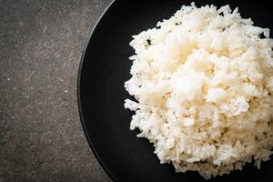 arroz cocido en un plato foto