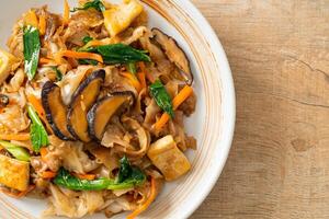 fideos salteados con tofu y verduras foto