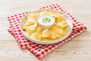 papas fritas con crema agria foto