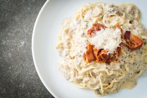 spaghetti with truffle cream sauce and mushroom photo