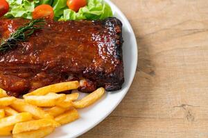 costillas de cerdo a la parrilla y barbacoa foto