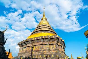 hermosa arquitectura en pra that lampang luang en tailandia foto