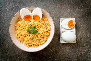 fideos instantáneos con huevo salado foto