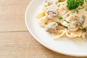 pasta farfalle con salsa de crema blanca de champiñones foto