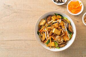 fideos salteados con tofu y verduras foto