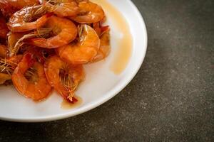 camarones dulces es un plato tailandés que se cocina con salsa de pescado y azúcar foto