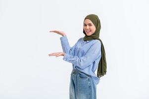 retrato de joven hermosa mujer con hijab en blanco antecedentes foto