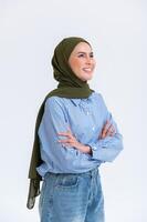 retrato de joven hermosa mujer con hijab en blanco antecedentes foto