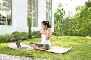 joven mujer en ropa de deporte haciendo meditación práctica y yoga exterior, sano estilo de vida, mental salud concepto. foto