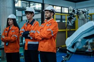 retrato de robótica ingenieros trabajando con programación y manipulando robot mano, industrial robótica diseño, alto tecnología instalación, moderno máquina aprendiendo. masa producción automáticas. foto